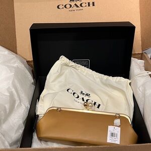 SOLD   Coach Kisslock 30 - 2026 Runway Show Bag - Honey Brown New